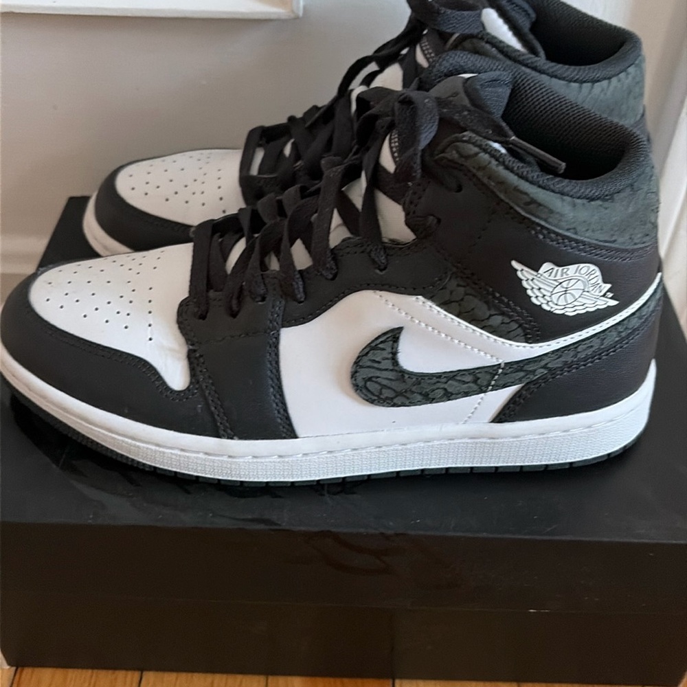 NIKE Air Jordan 1 mid SE - black and white.  Size 7.5 - NWT